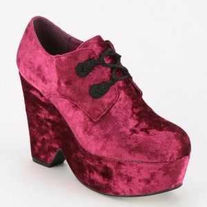 NEW Urban Outfitters Ecote Velvet Wedge