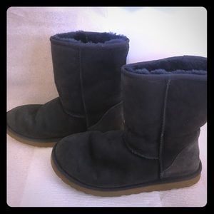 Surprise 12 hour sale! Navy blue short Uggs size 9