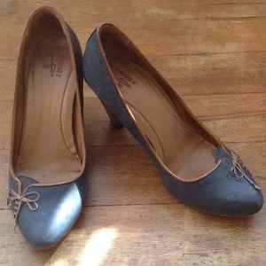 J Shoes with high heel and stitch detail