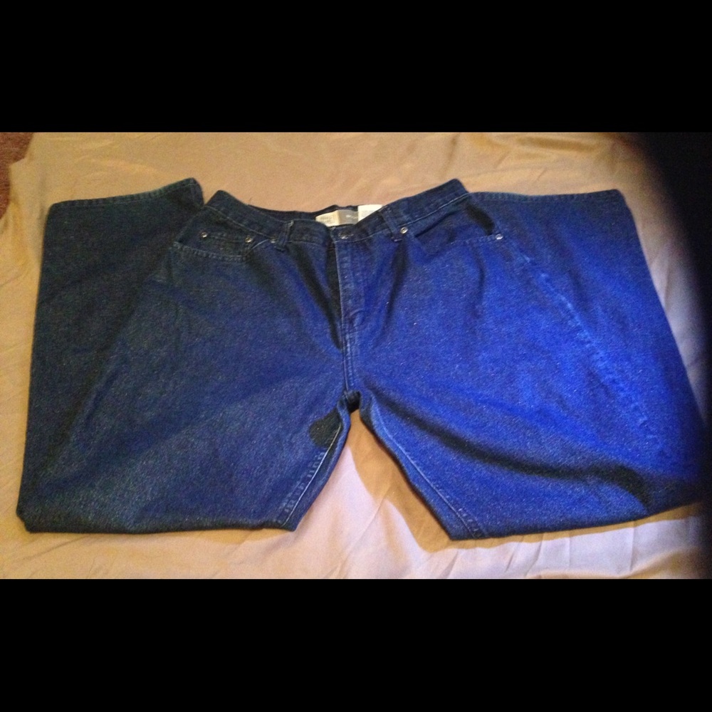 ⬇️ Boot cut jeans with a little sparkle