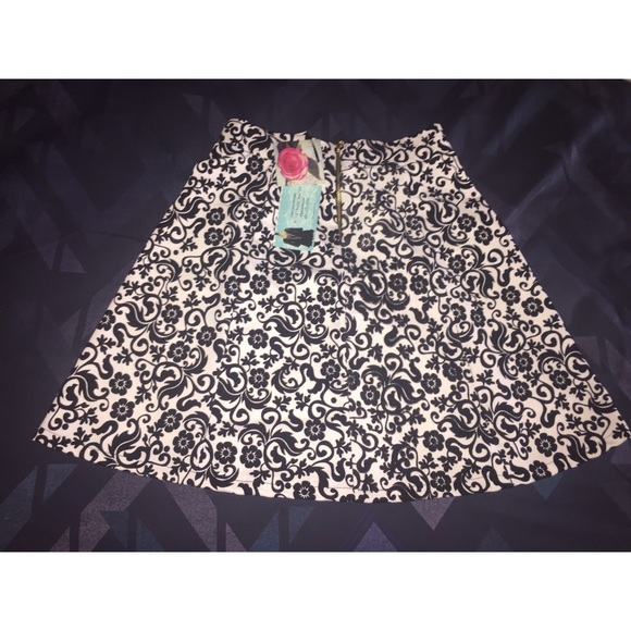 Dresses & Skirts - Black/White Paisley Skirt