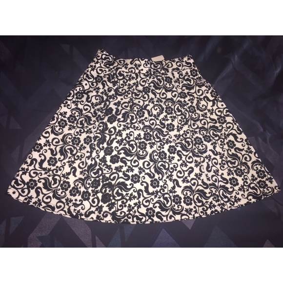 Black/White Paisley Skirt - Picture 2 of 4