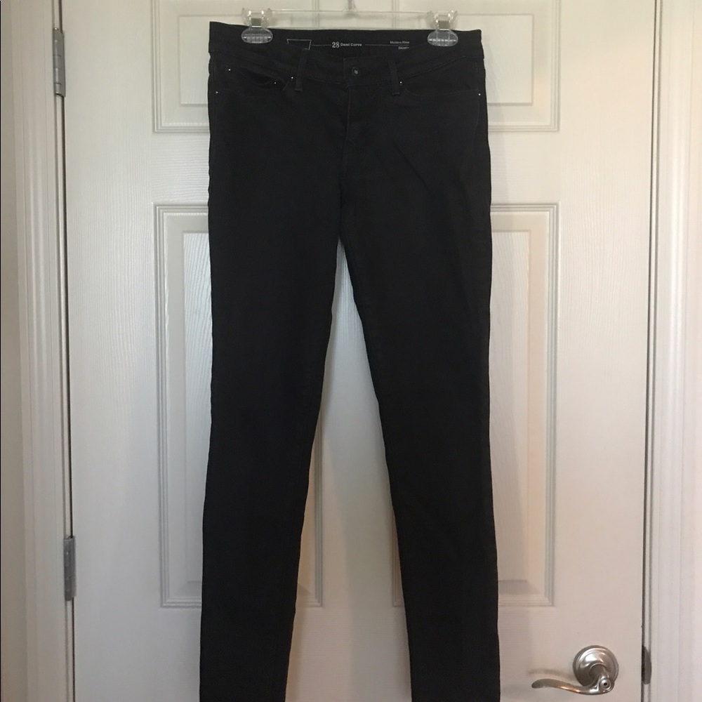 Black Levi mid-rise skinny jeans