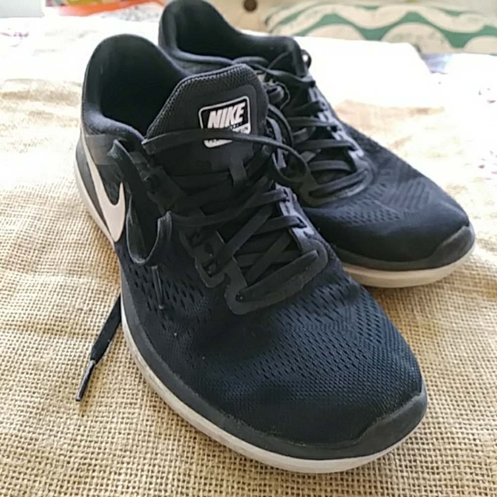 Nike flex 2016 run..black 7.5 EUC