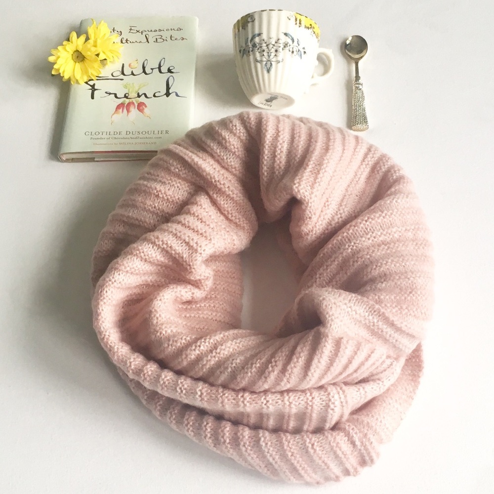 Knit scarf in blush