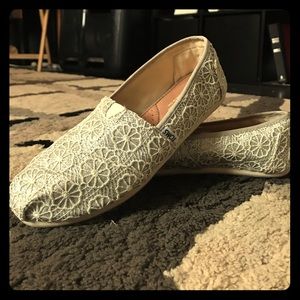 Size 8 silver glitter crochet TOMS
