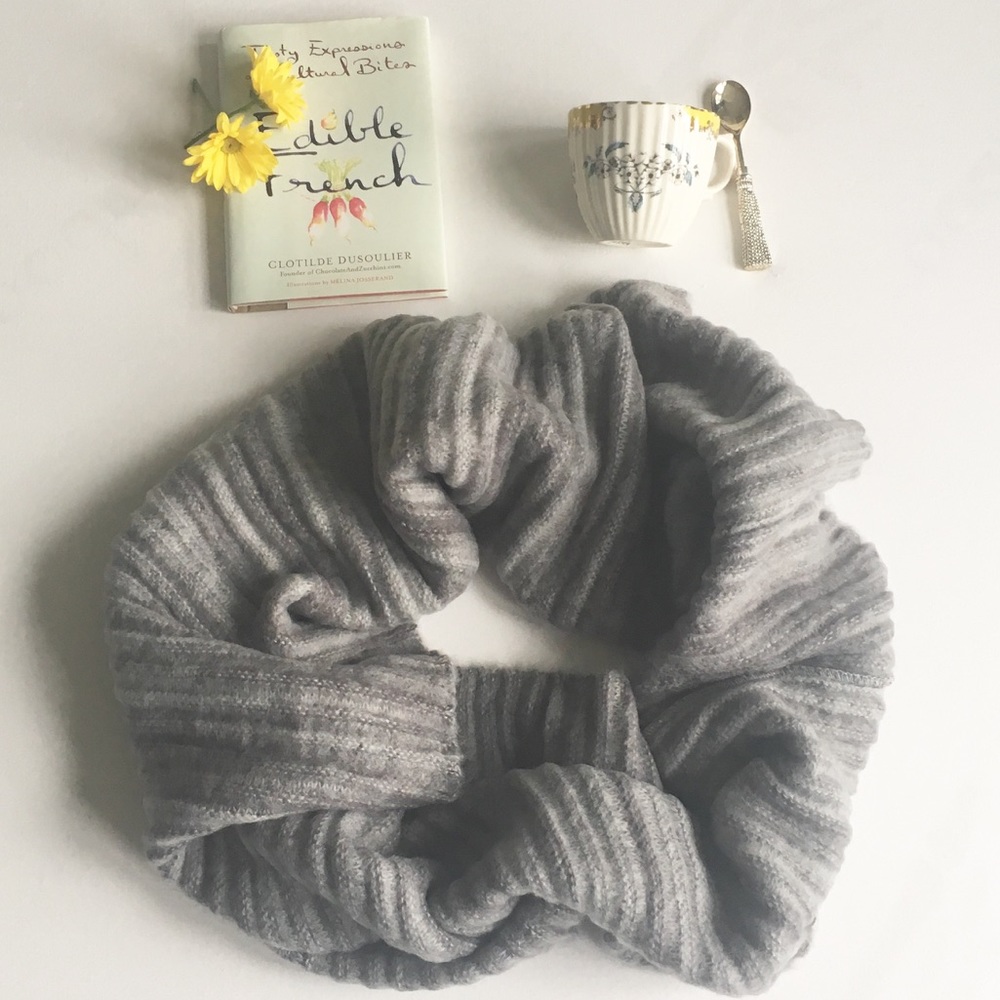 Knit scarf in grey