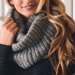 Knit scarf in grey