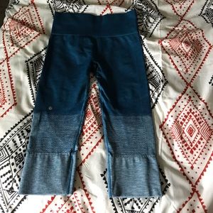 Lululemon crops size 6. Blue ombré.