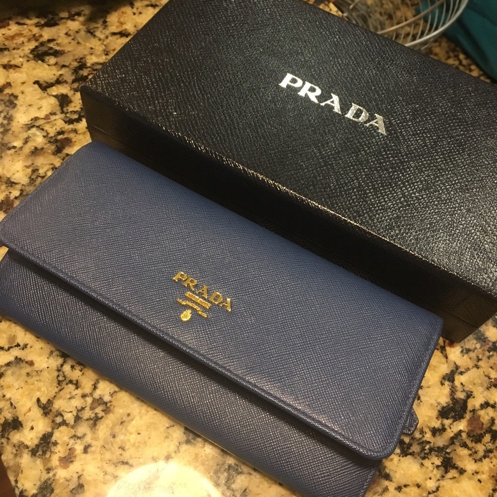 Prada wallet Authentic