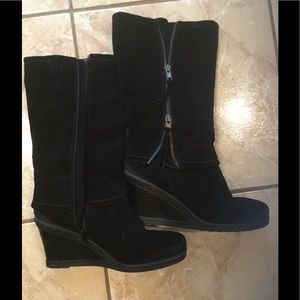 Black wedge suede boots