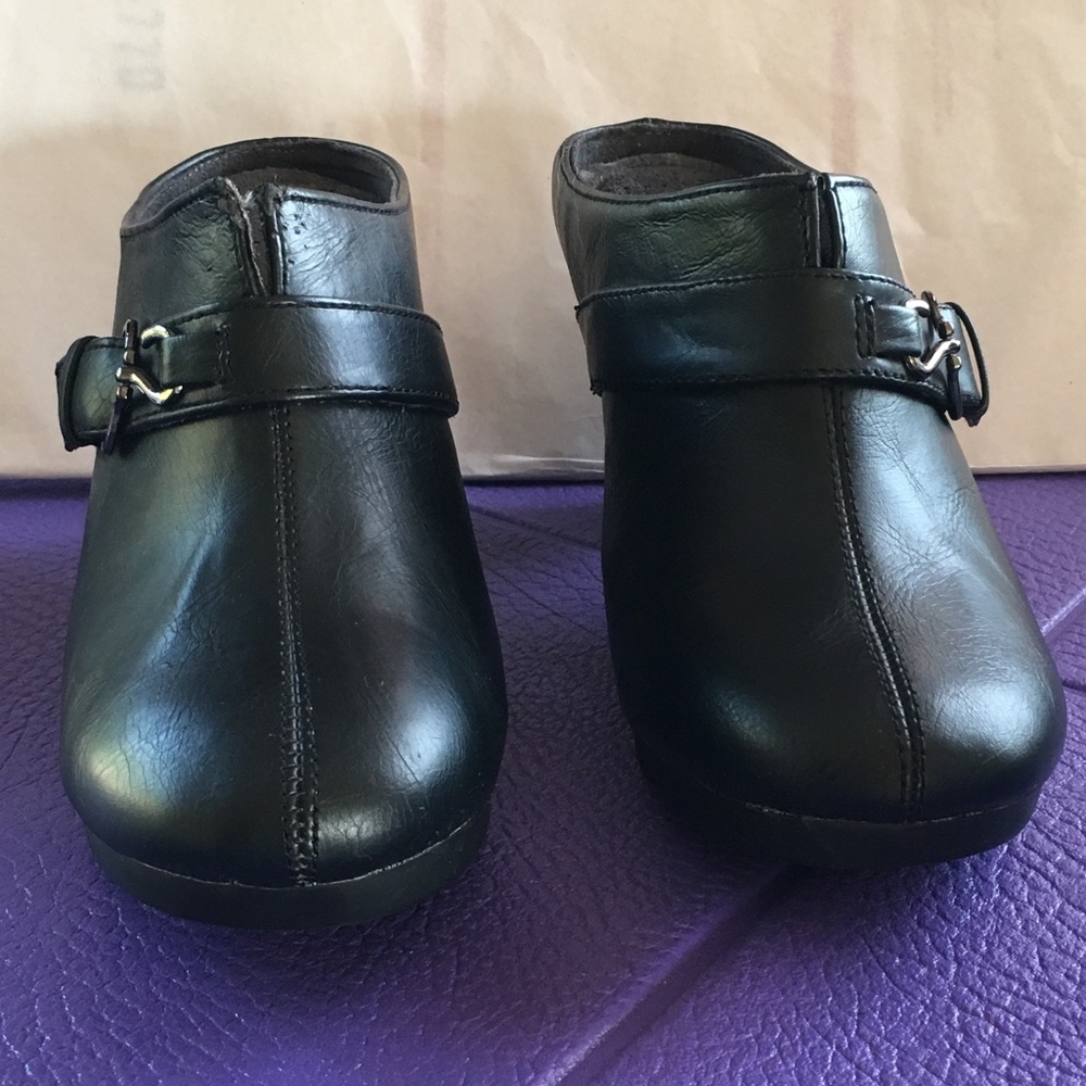 Flexisole NWOT heeled slip-on, Sz 7.5 W