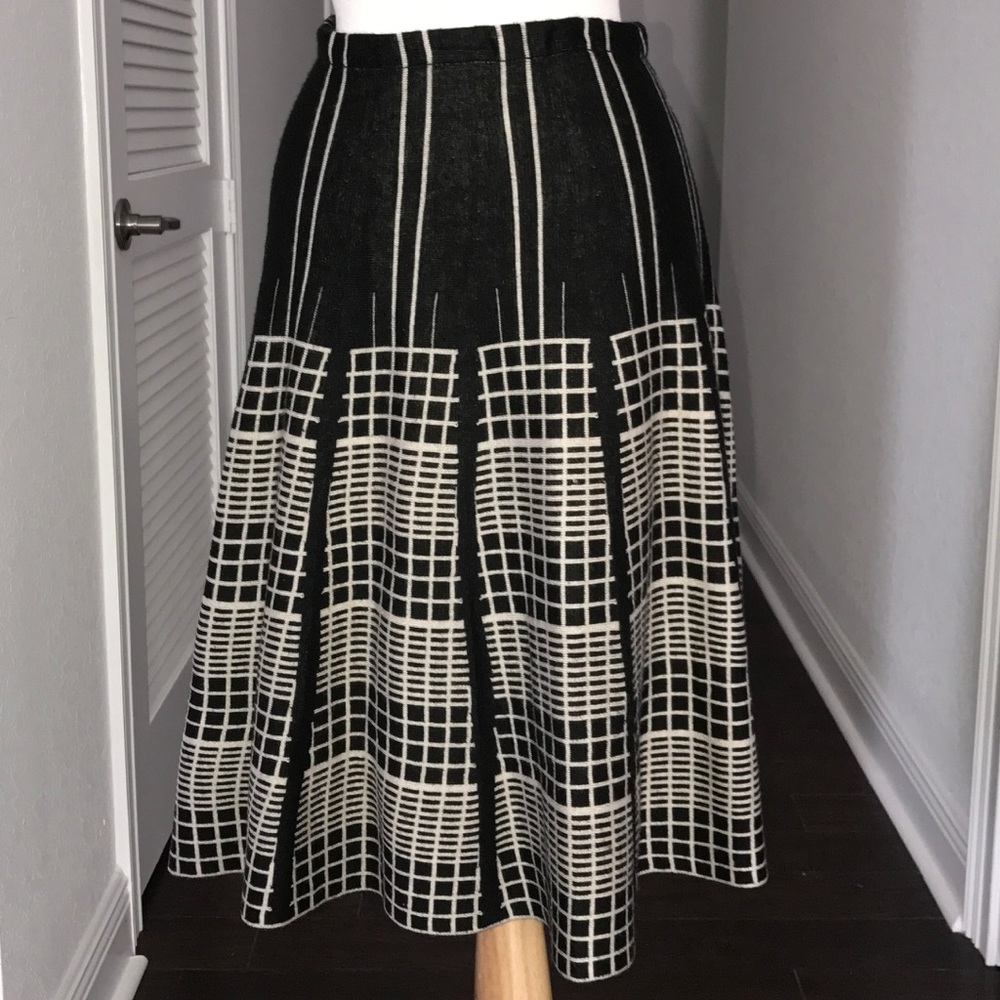 ✨Blk/Tan Reversible to Tan/Blk -Sz-S-Skirt✨