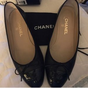Black CHANEL ballerina flats with patent cap