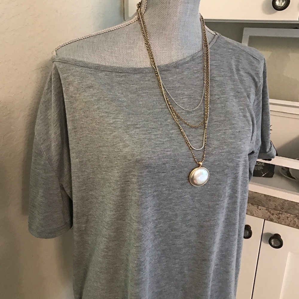 Gray tshirt