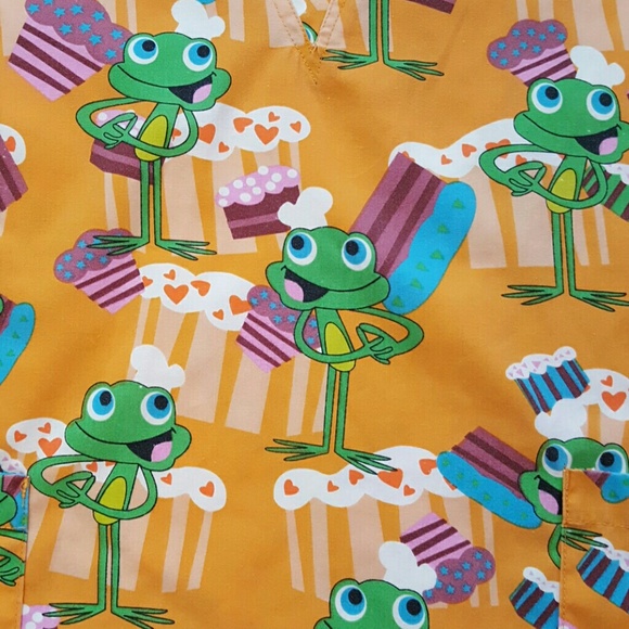 SCRUB TOP  frogs & cupcakes, orange 1X - Picture 2 of 2