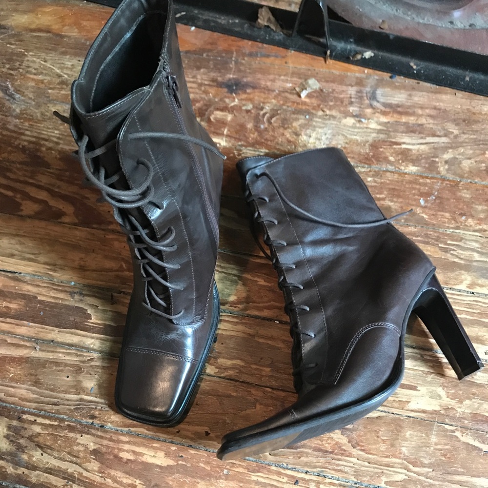 Brown Calf Boot w Square toe and rectangle Heel