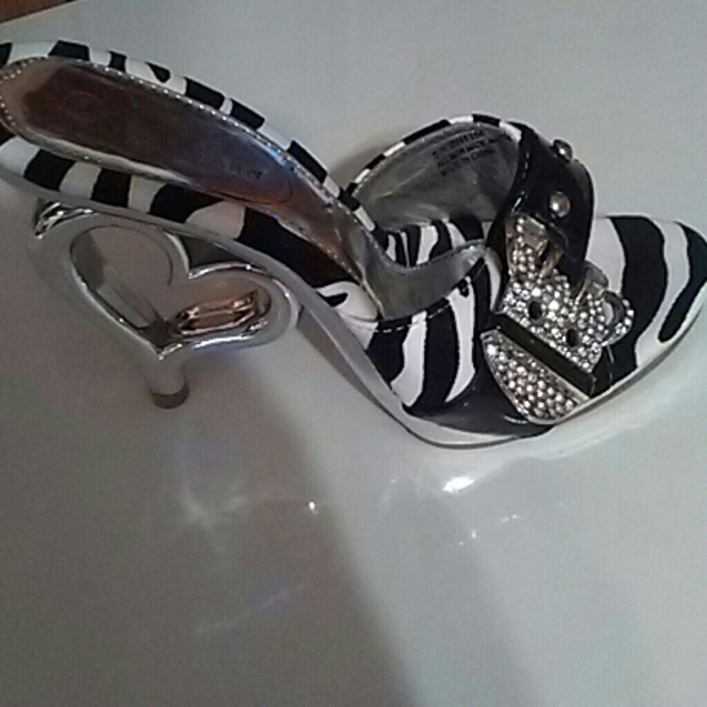 Shoes - Picture 2 of 3