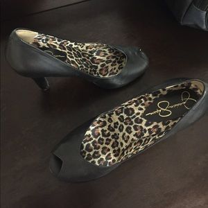 Black opened toe pumps