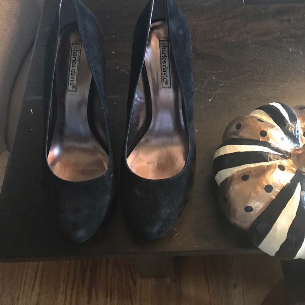 Charles David blk suede pumps
