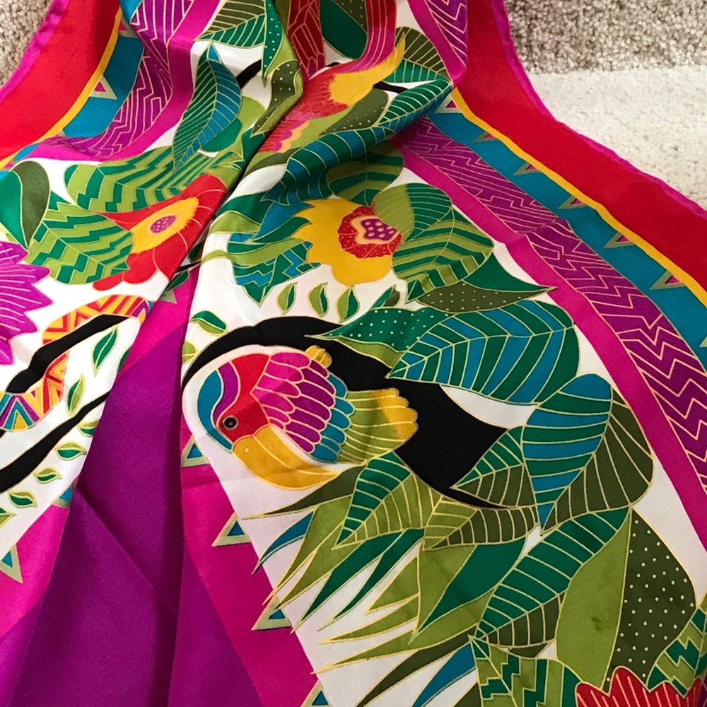 LAUREL BURCH SILK SCARF BEAUTIFUL VINTAGE COLLECTIBLE SIGNED 26” X26” EUC