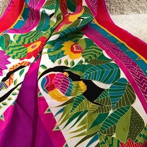 LAUREL BURCH SILK SCARF BEAUTIFUL VINTAGE COLLECTIBLE SIGNED 26” X26” EUC