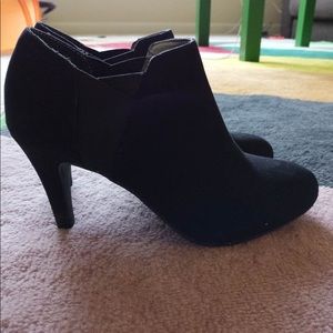 Almost New shoes from Nine West, no original box.