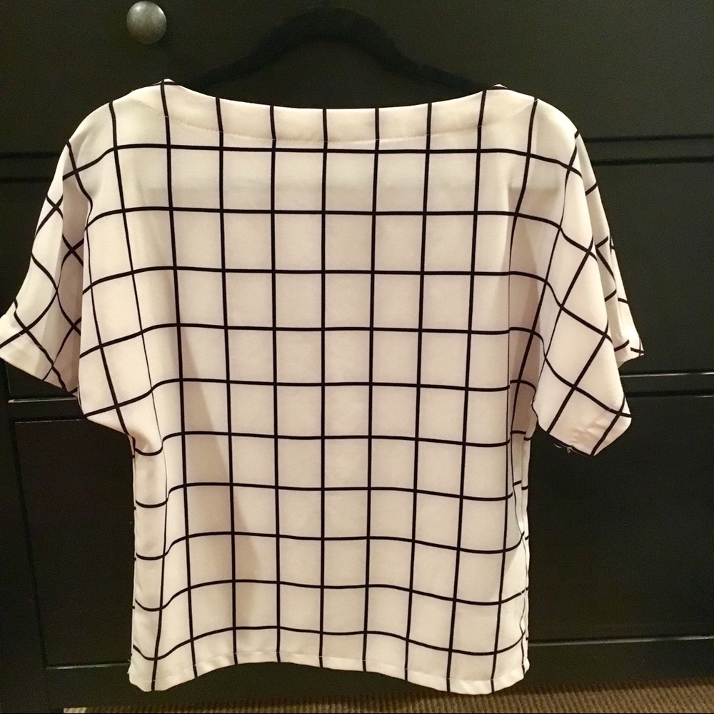 Black & white grid structured top