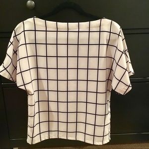 Black & white grid structured top