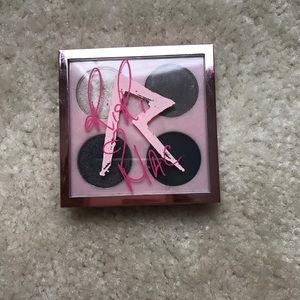 Riri loves mac smoked coca palette