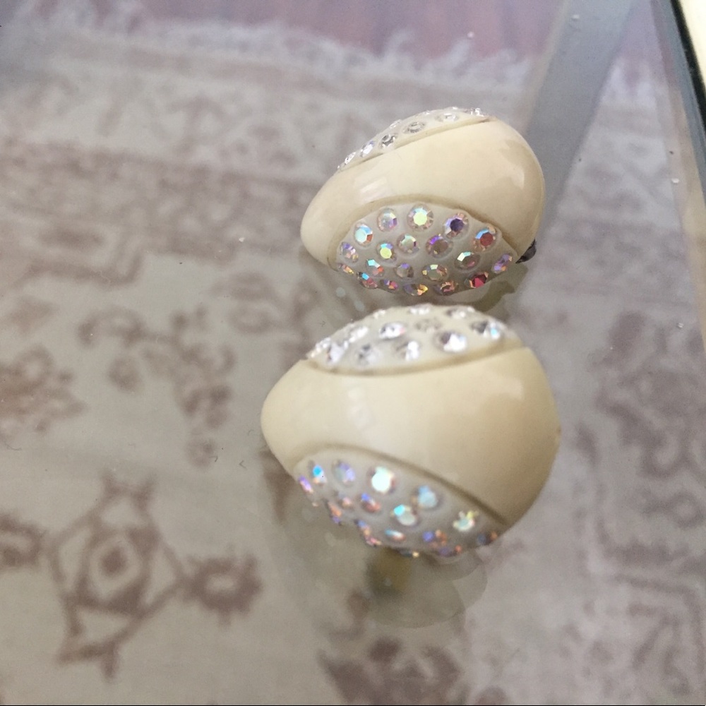 SALE 🔥 Vintage costume jewelry clip on earrings