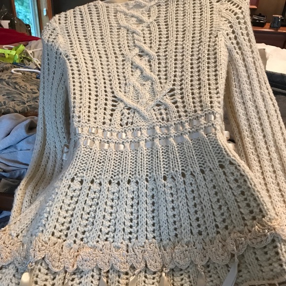 🌺SOLD🌺Beautiful Guinrvere Wool Crocheted Sweater - Picture 4 of 4