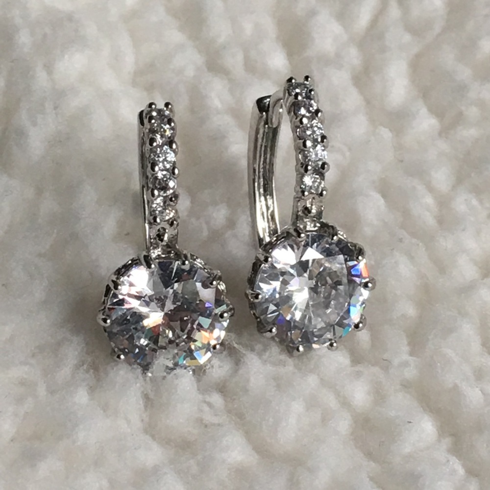 Earring in silver finish with diamonds (imitation)