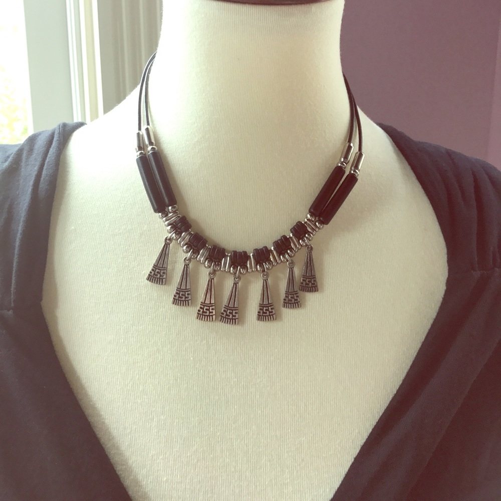~intricate~ pretty black & silver necklace