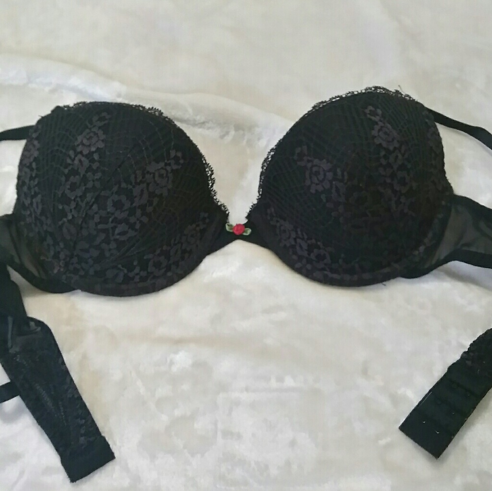 SOLD Wonderbra 38B black lace style 7672 bra