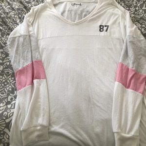 Longsleeved 87 Kittenish Jessie James Decker shirt