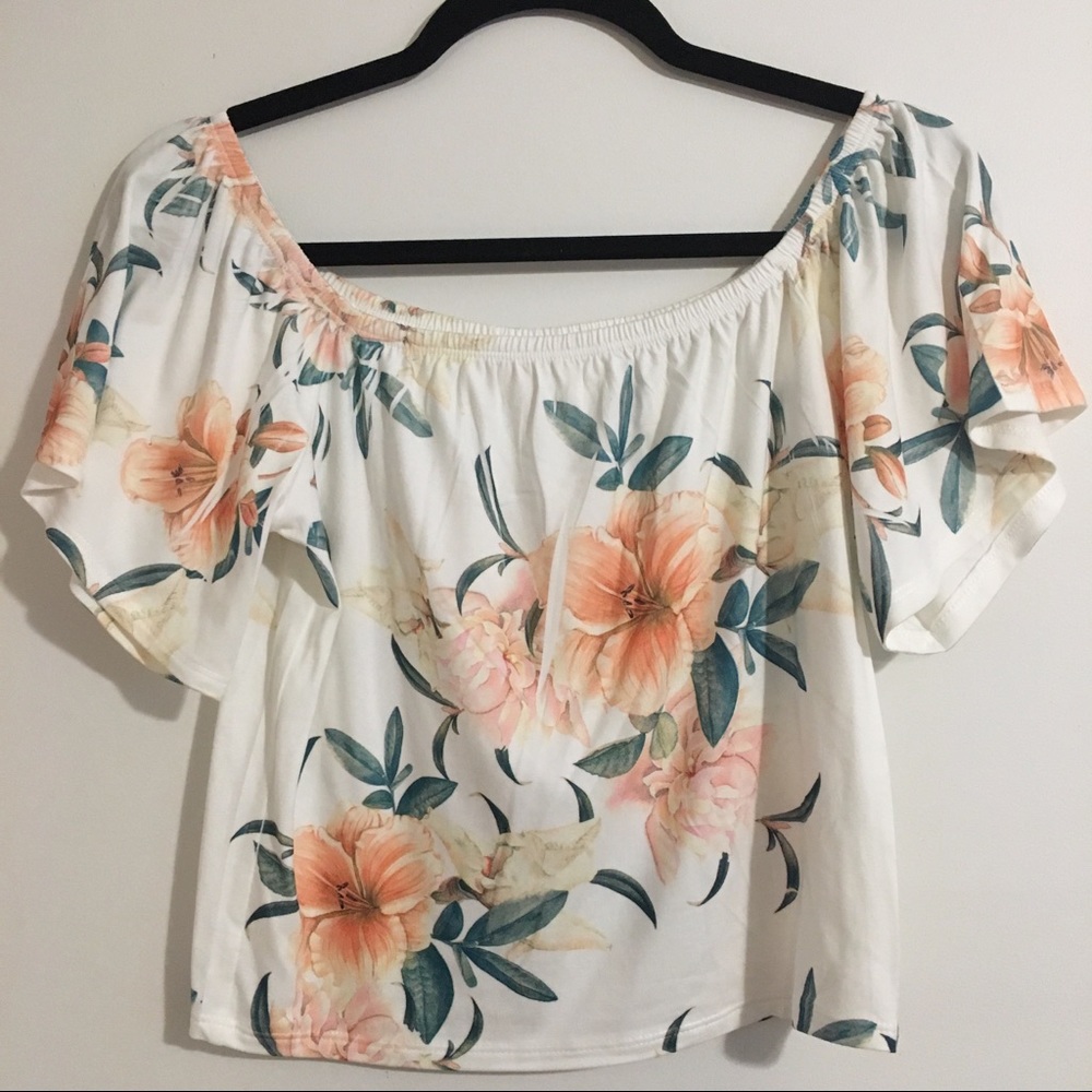 ⭐️Vaca Soon Sale⭐️ NWOT Gaze USA Floral Crop