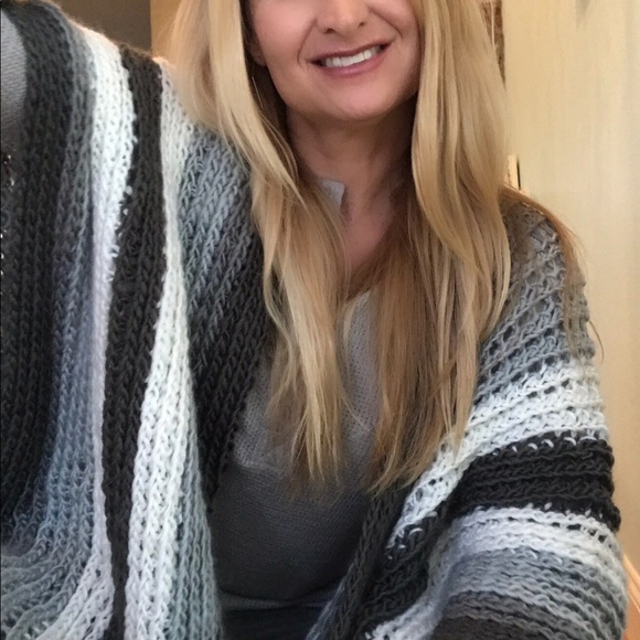 ❄️Winter Gray Shawl ❄️ 1 Left - Picture 4 of 7