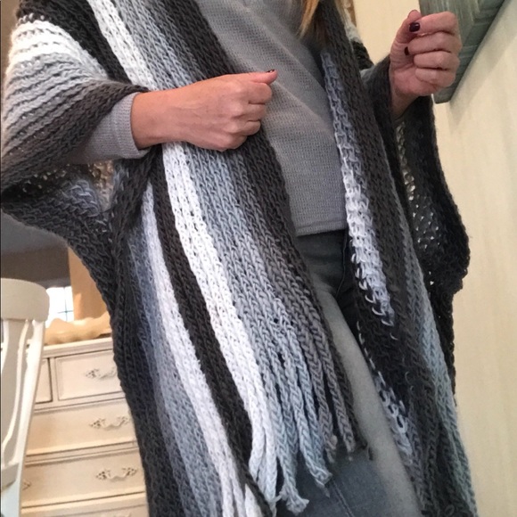 ❄️Winter Gray Shawl ❄️ 1 Left - Picture 6 of 7