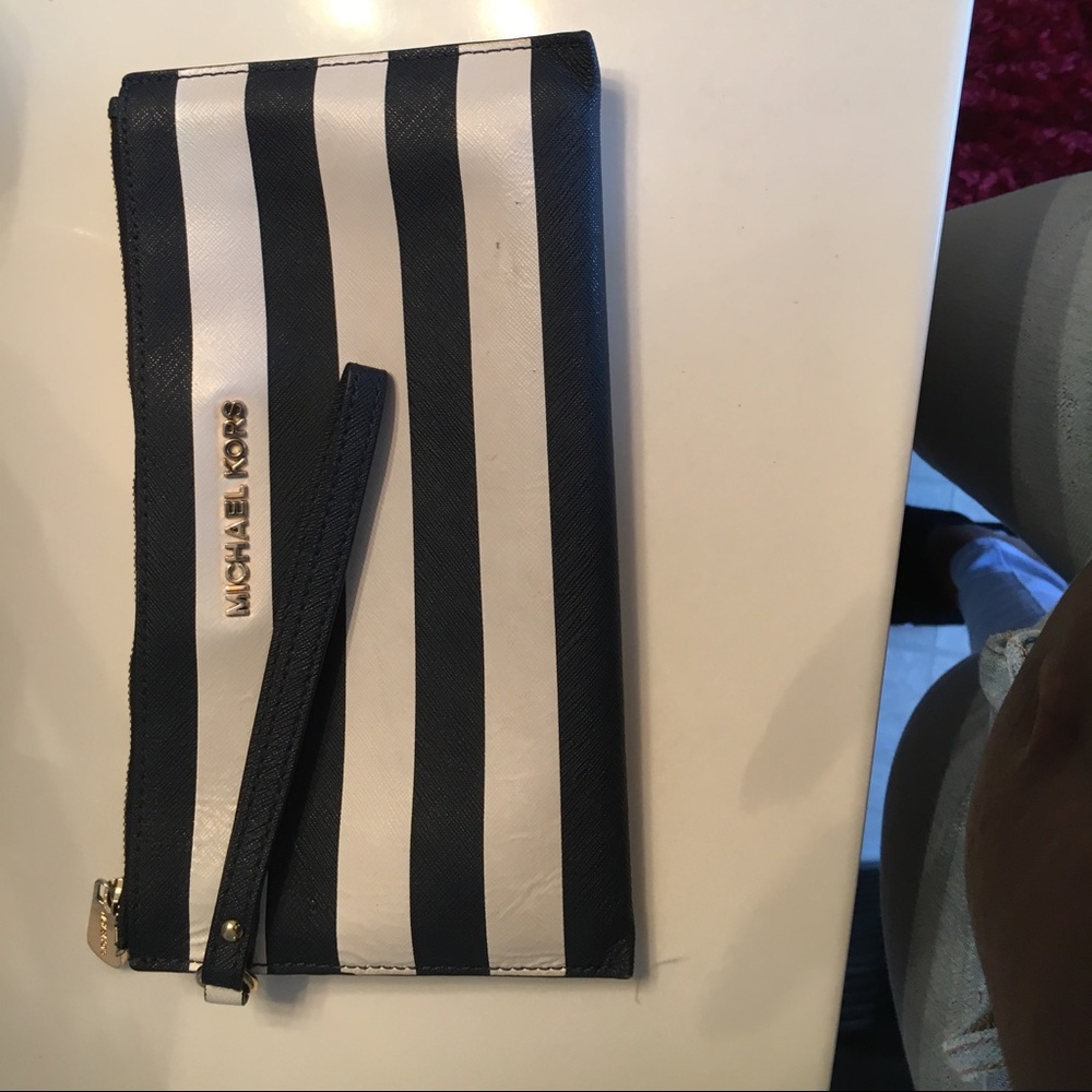 Micheal kor wristlet very clean