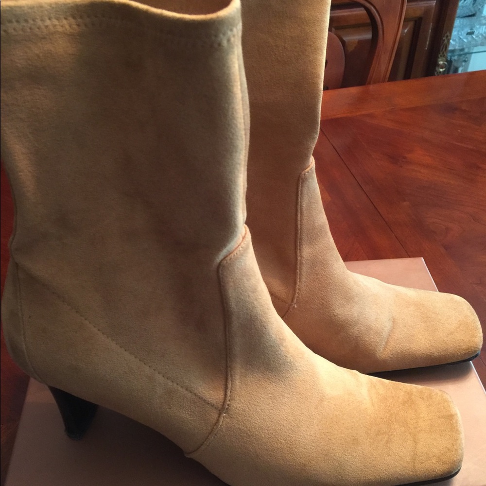 Beautiful Boots - Picture 2 of 2