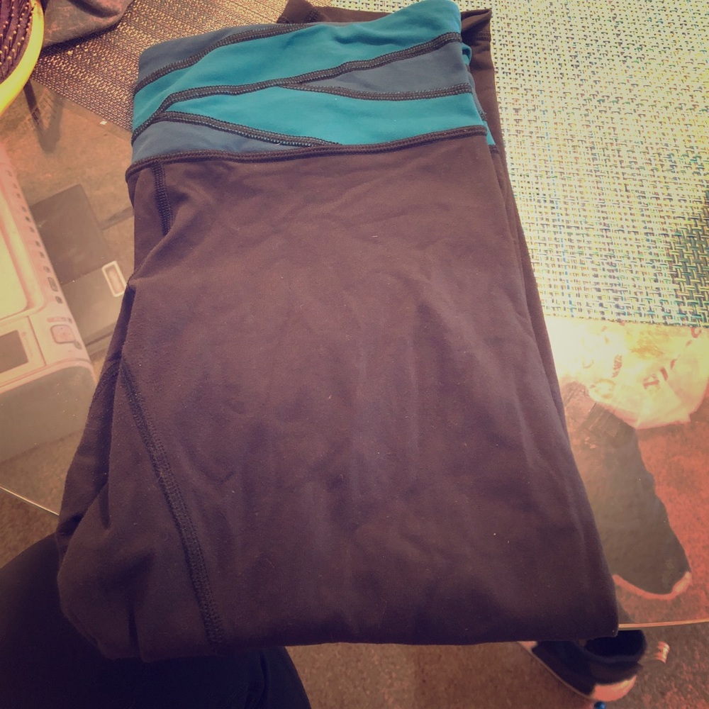 Lululemon black and blue crops