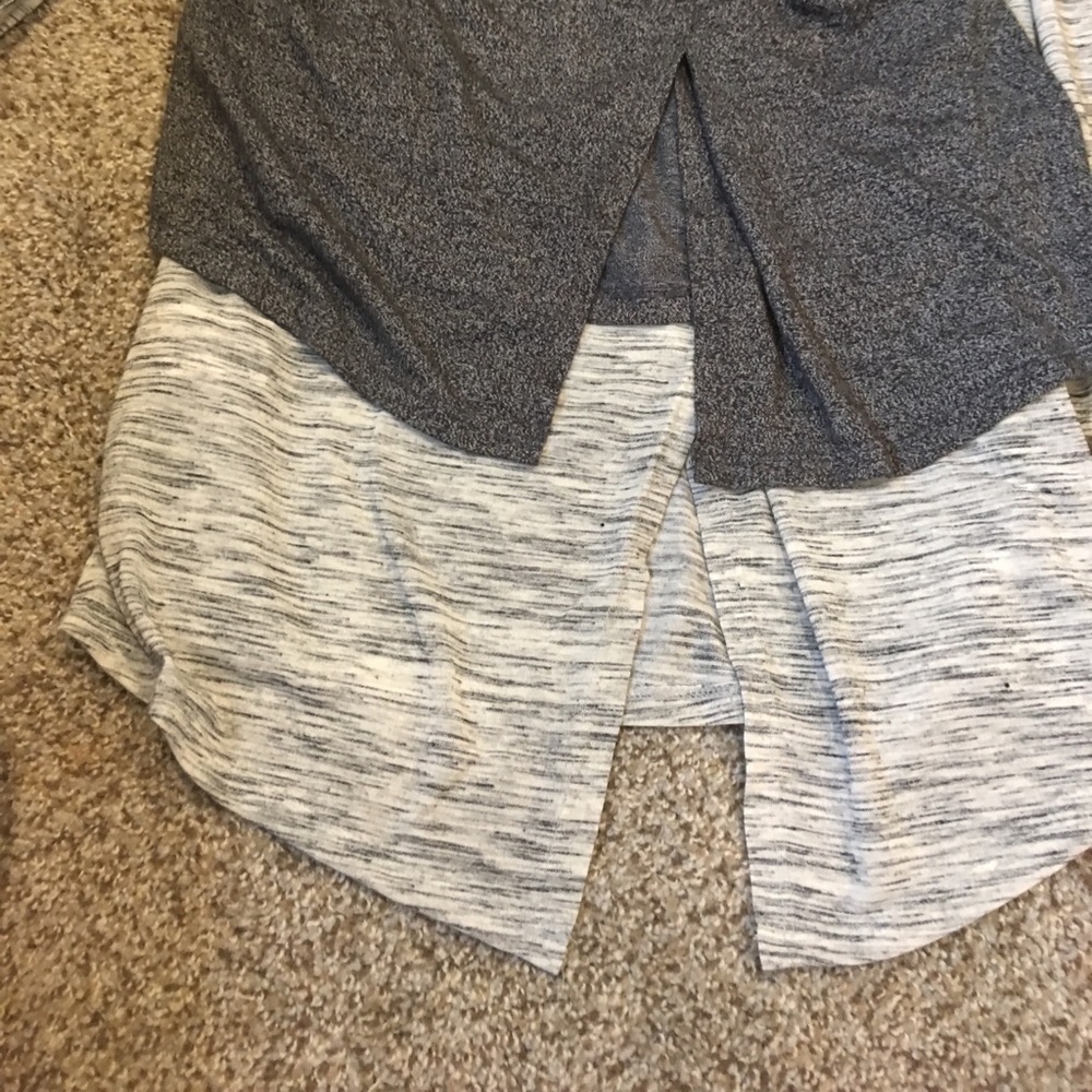 ONE LEFT light grey tunic with slit in back - Picture 2 of 4