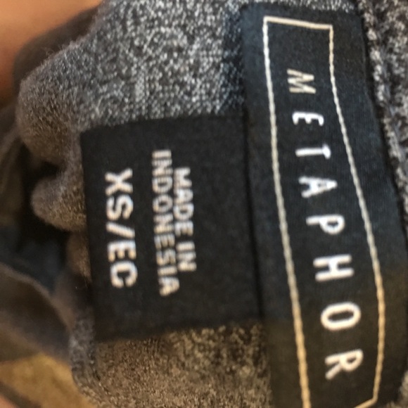 ONE LEFT light grey tunic with slit in back - Picture 3 of 4