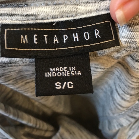 ONE LEFT light grey tunic with slit in back - Picture 4 of 4