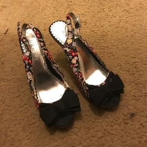 Nice Floral Pattern Heels .