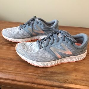 Size 9.5 New Balance tennis shoes