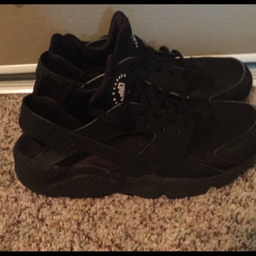 Nike Black Huaraches