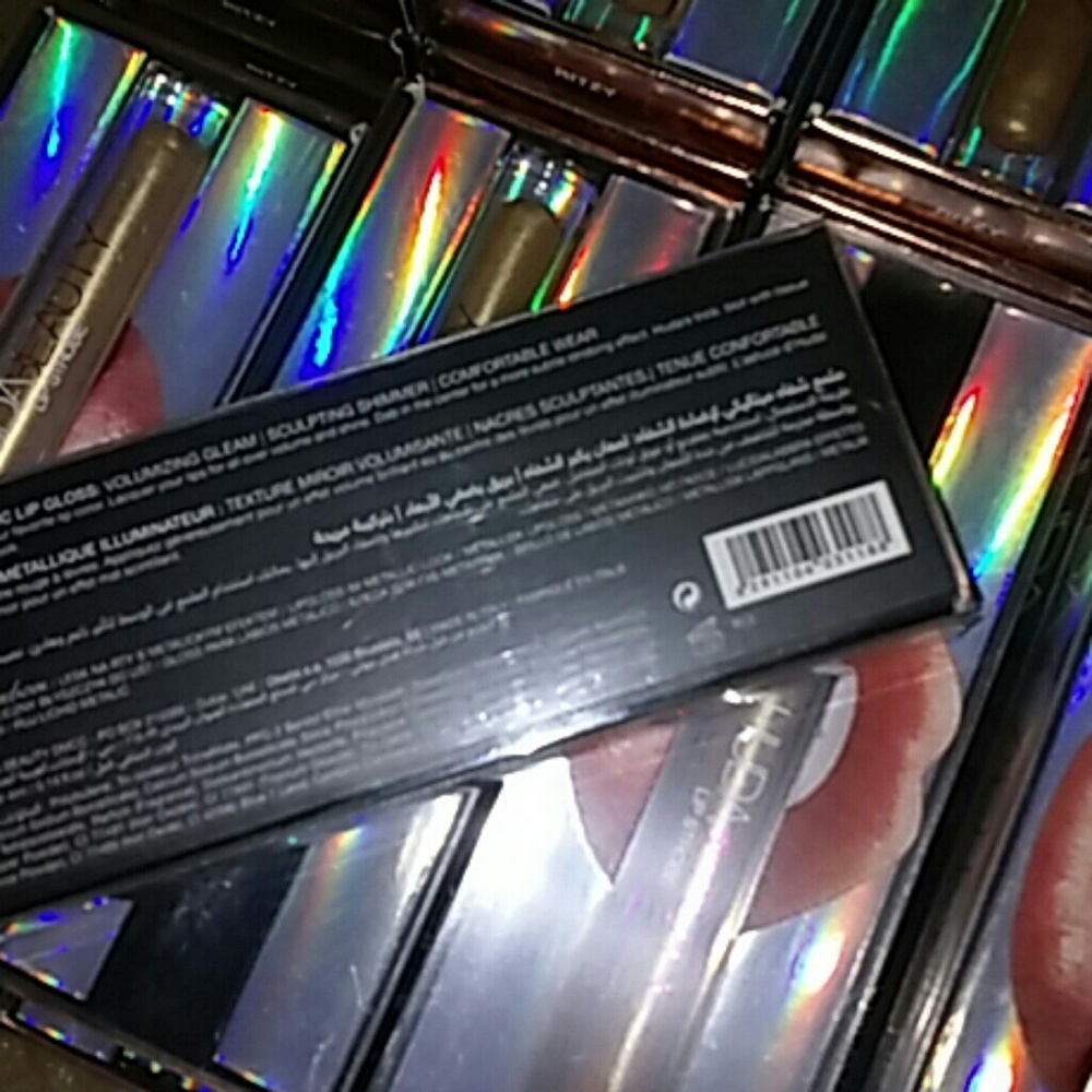 Huda metallic lip gloss(Ritzy is shimmering gold📦 - Picture 3 of 4