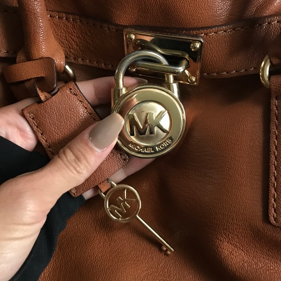 Michael Kors Hamilton Bag in Medium - Picture 2 of 4